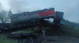 Al menos siete muertos y casi 70 heridos al derrumbarse un puente sobre un tren en Rusia