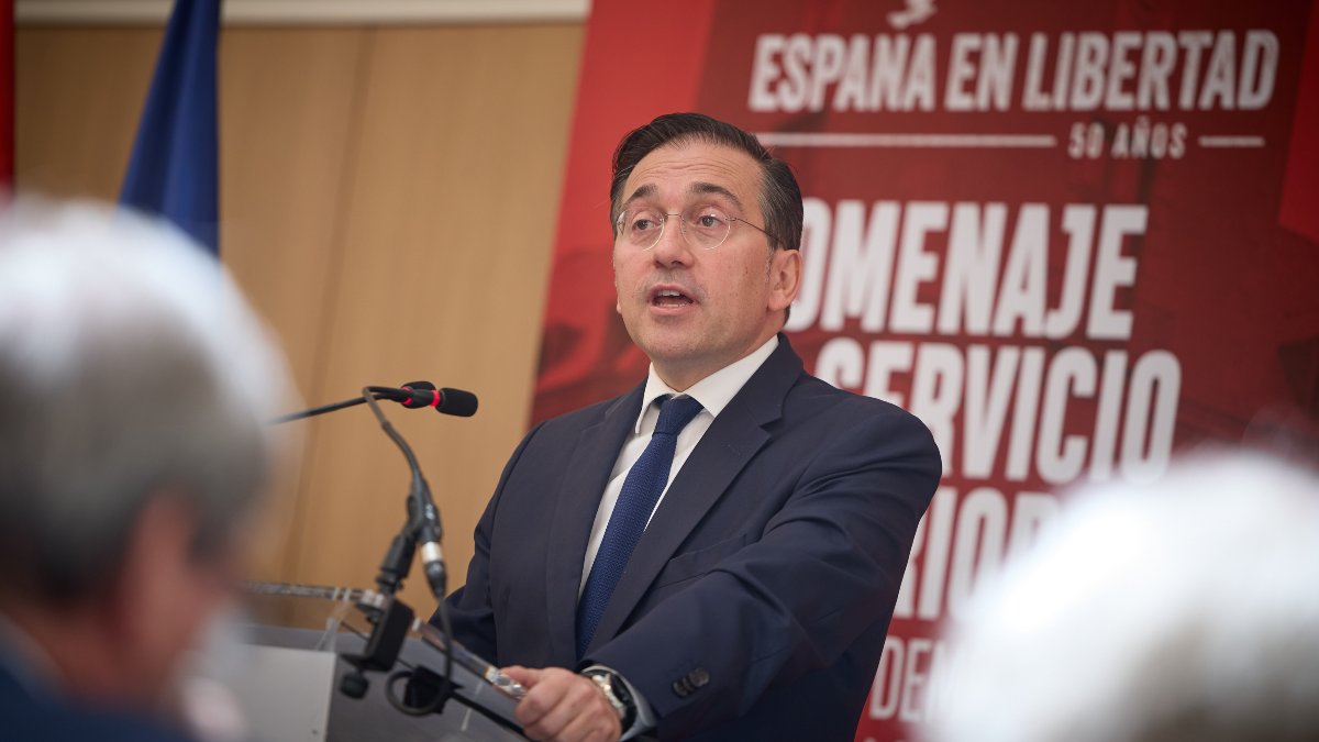 Albares invita solo a periodistas afines al acto de los diplomáticos represaliados por Franco