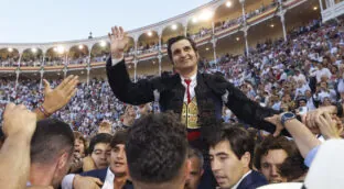 El torero Morante de la Puebla abre por primera vez la Puerta Grande de Madrid