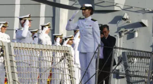 Leonor embarca en la fragata Blas de Lezo para formarse en maniobras con munición real