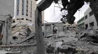 Al menos ocho muertos en un ataque israelí contra la oficina de Médicos del Mundo en Gaza