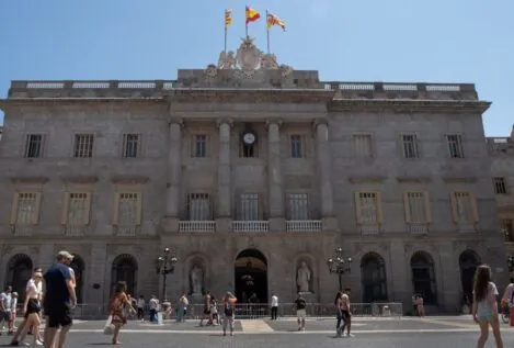 Barcelona suspende a una trabajadora por presunto desvío de dinero de ayudas sociales