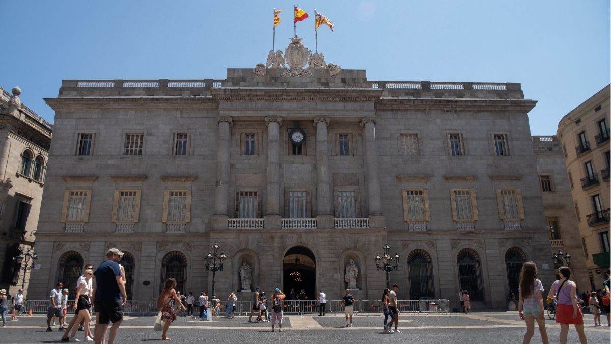 Barcelona suspende a una trabajadora por presunto desvío de dinero de ayudas sociales