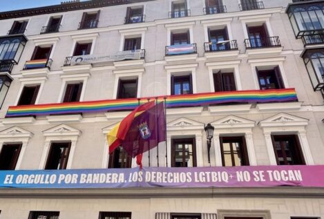 Madrid pide la retirada las banderas LGTB del edificio de grupos municipales
