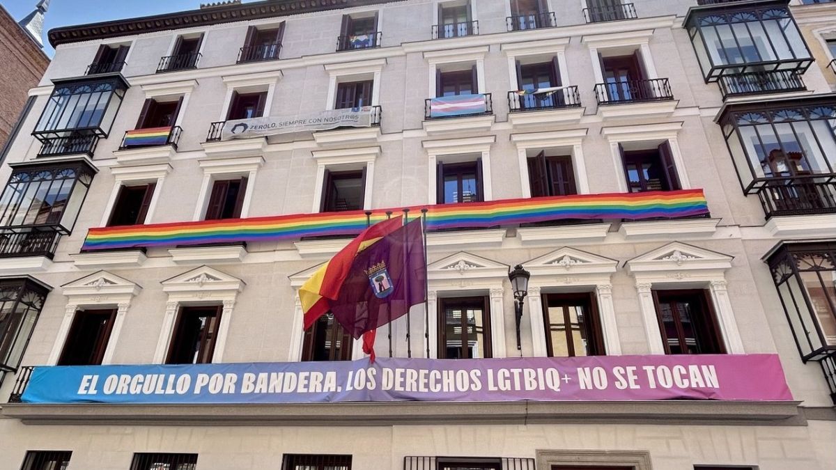 Madrid pide la retirada las banderas LGTB del edificio de grupos municipales