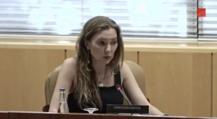 La izquierda insulta en la Asamblea de Madrid a la profesora que no quiere el hiyab en las aulas