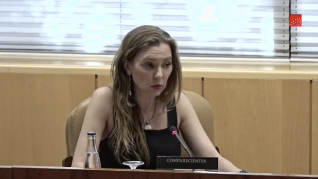 La izquierda insulta en la Asamblea de Madrid a la profesora que no quiere el hiyab en las aulas