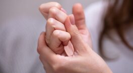 ¿Crujirse los dedos provoca artritis? Esto dicen los expertos en salud