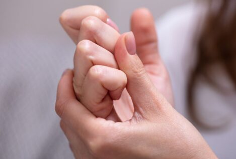 ¿Crujirse los dedos provoca artritis? Esto dicen los expertos en salud
