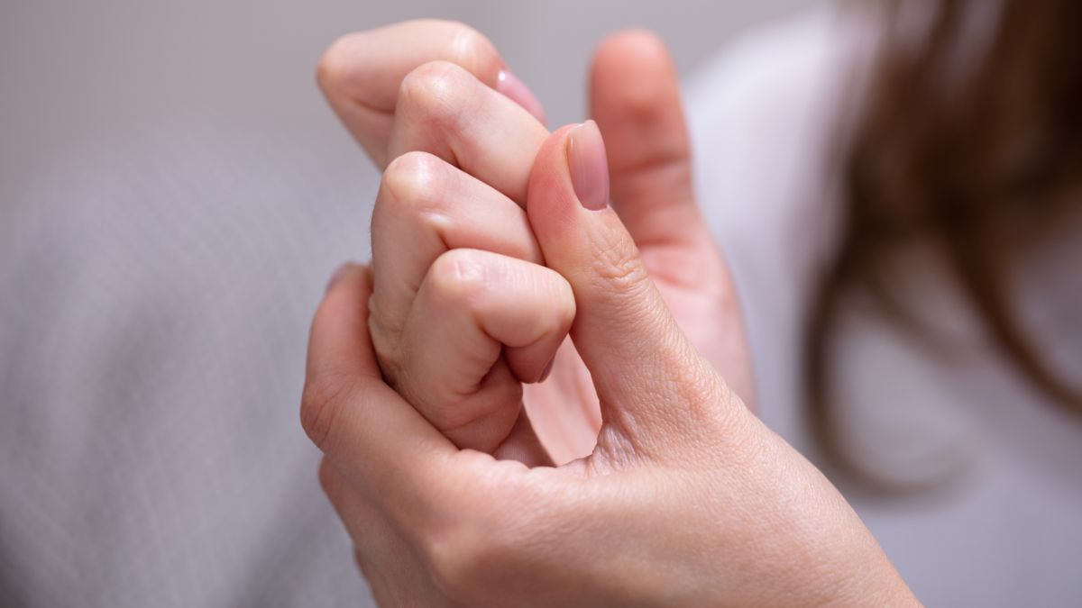 ¿Crujirse los dedos provoca artritis? Esto dicen los expertos en salud