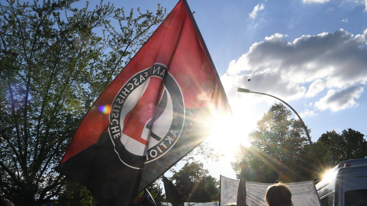 Condenan a unos ‘antifa’ a pagar 22.000 euros a un militante de Vox por un delito de lesiones
