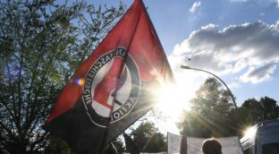 Condenan a unos 'antifa' a pagar 22.000 euros a un militante de Vox por un delito de lesiones