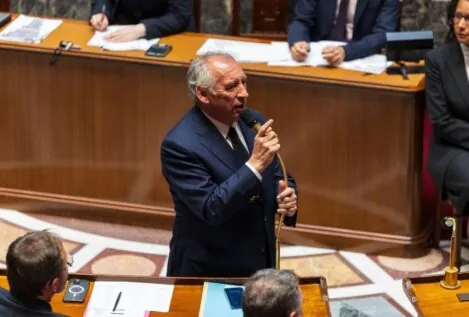 Fracasa la séptima moción de censura contra el primer ministro francés, François Bayrou