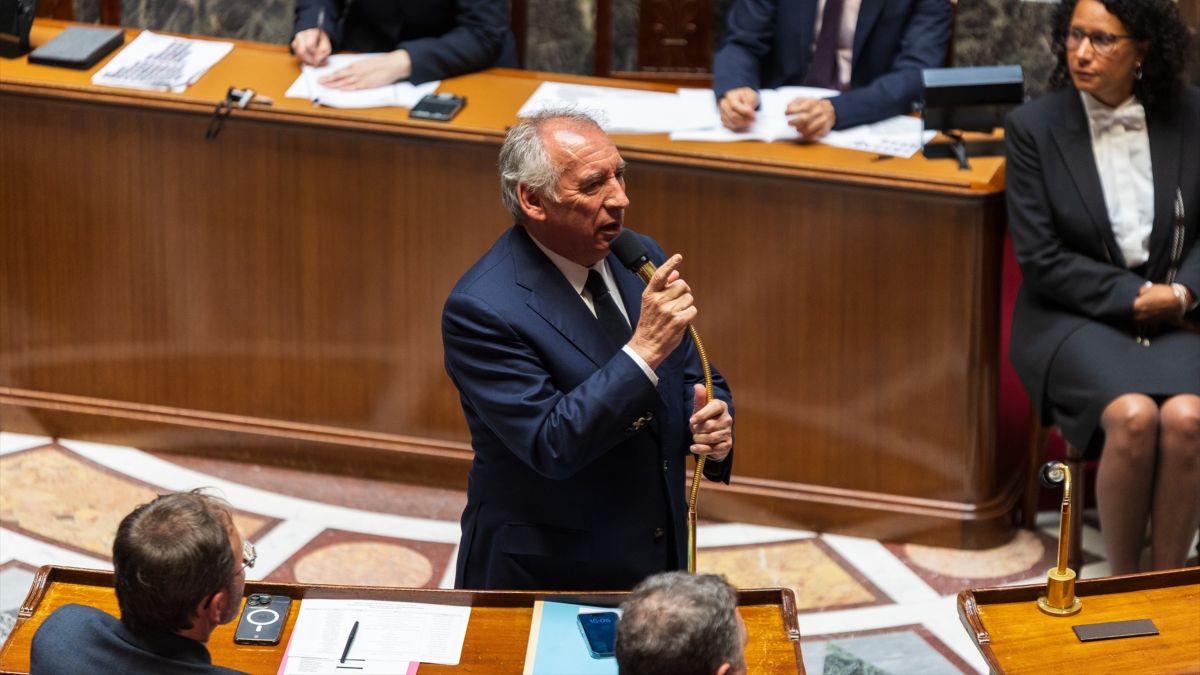 Fracasa la séptima moción de censura contra el primer ministro francés, François Bayrou