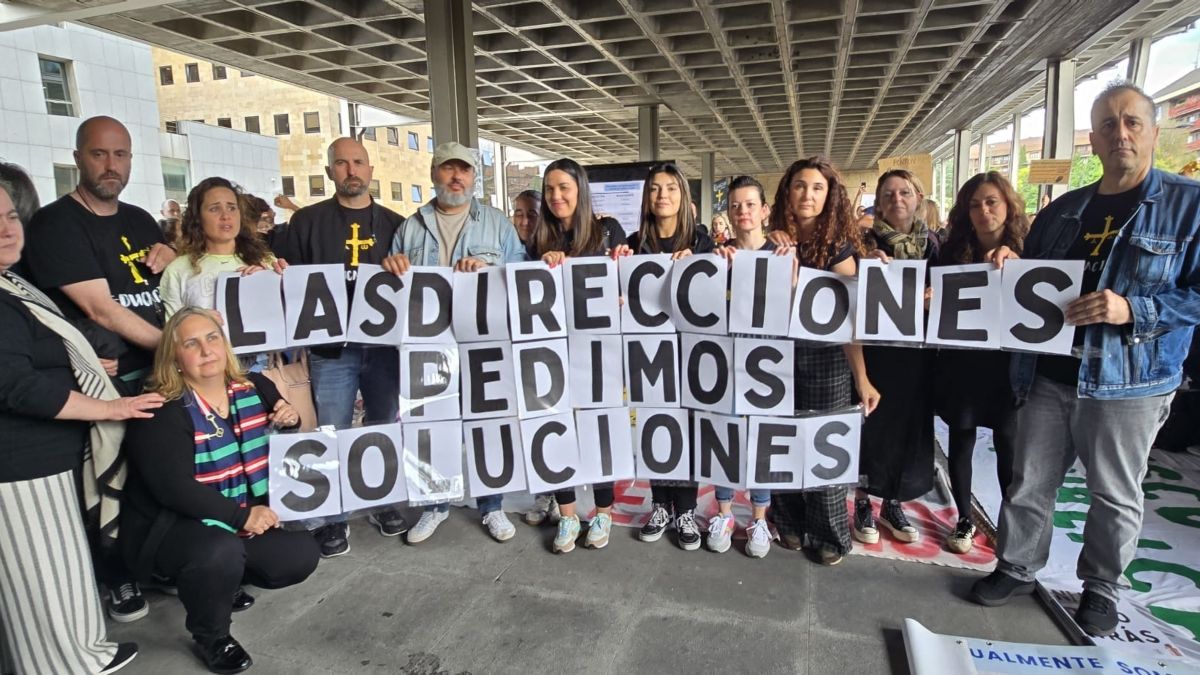 Miles de docentes se manifiestan contra el Gobierno socialista de Asturias por los salarios