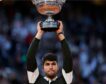 Alcaraz gana su segundo Roland Garros en una remontada para la historia ante Sinner