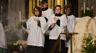 La fe se desvanece entre los jóvenes españoles: apenas el 32% se declara católico