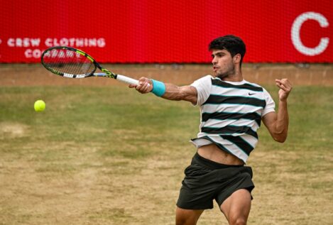 Alcaraz gana su quinto título del año en Queen's y llega lanzado a Wimbledon