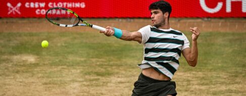 Alcaraz gana su quinto título del año en Queen's y llega lanzado a Wimbledon
