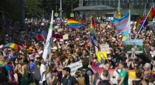Decenas de miles de personas retan a Orbán en la mayor marcha del Orgullo en Budapest