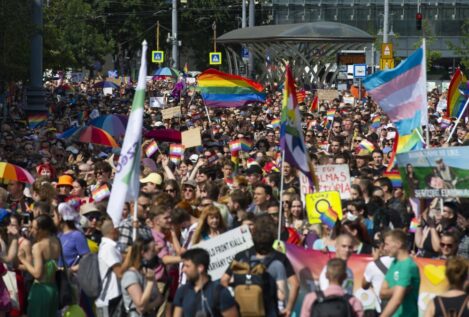 Decenas de miles de personas retan a Orbán en la mayor marcha del Orgullo en Budapest