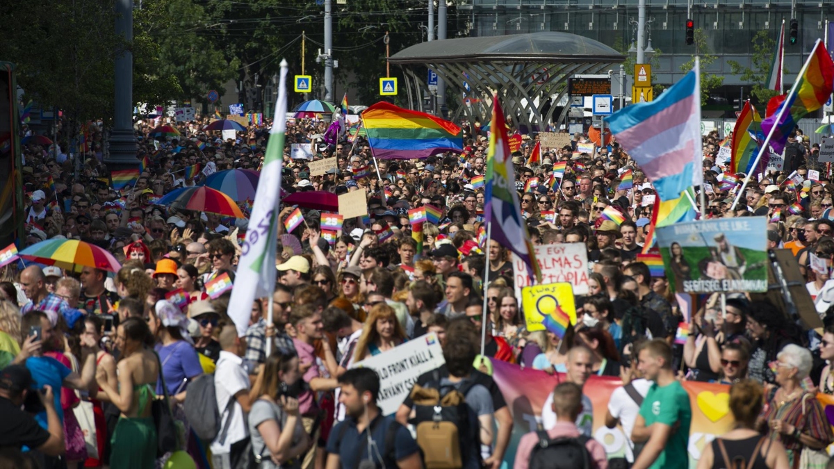 Decenas de miles de personas retan a Orbán en la mayor marcha del Orgullo en Budapest