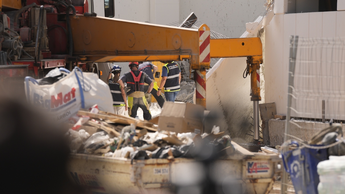 Un fallecido y seis heridos tras derrumbarse una nave en construcción en Camas (Sevilla)