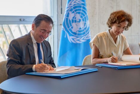 Albares firma con la Unesco el acuerdo para que Barcelona acoja Mondiacult en otoño
