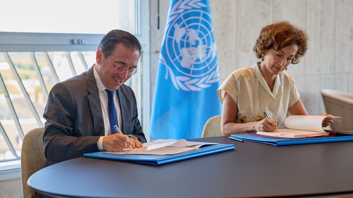 Albares firma con la Unesco el acuerdo para que Barcelona acoja Mondiacult en otoño