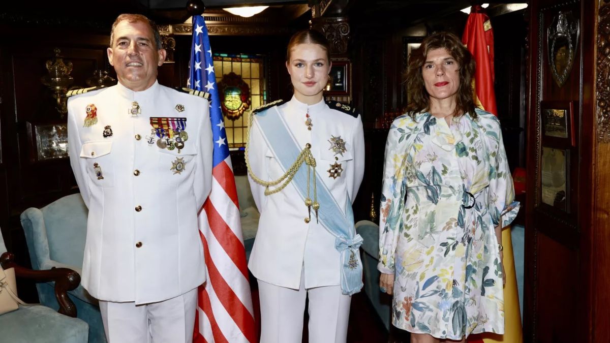 La embajadora de España en EEUU jura la bandera ante la princesa Leonor en Nueva York