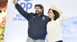 Una papeleta con un candidato y sus compromisarios en las nuevas primarias del PP
