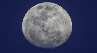 El mito de la ‘luna de fresa’: ni es rosa ni un evento astronómico inusual