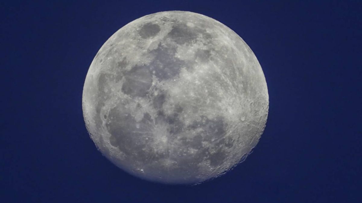 El mito de la ‘luna de fresa’: ni es rosa ni un evento astronómico inusual