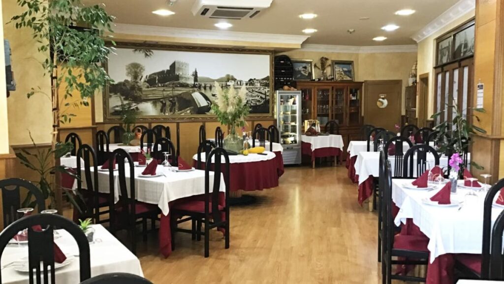 Sala del restaurante O' Recreo de Arcade. O' Recreo de Arcade