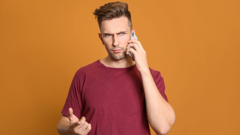 Un hombre hablando por teléfono: (Canva)