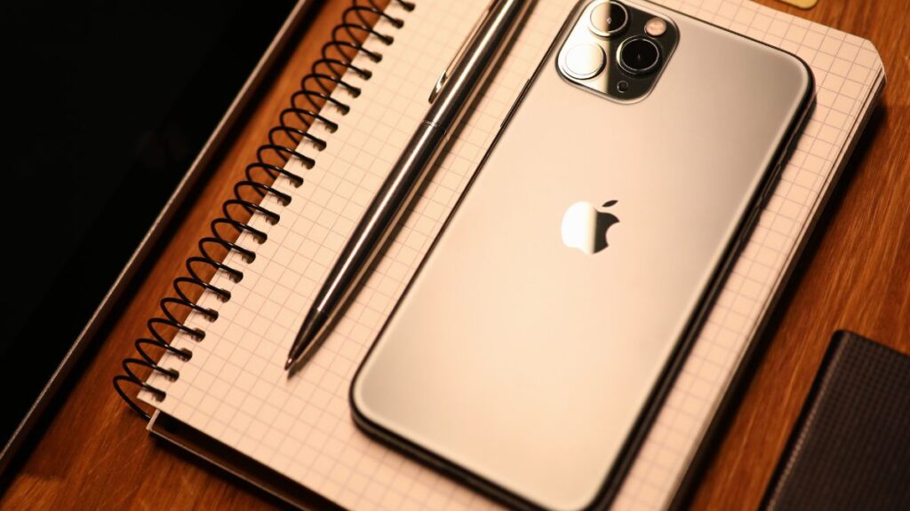 Un iPhone: (Canva)
