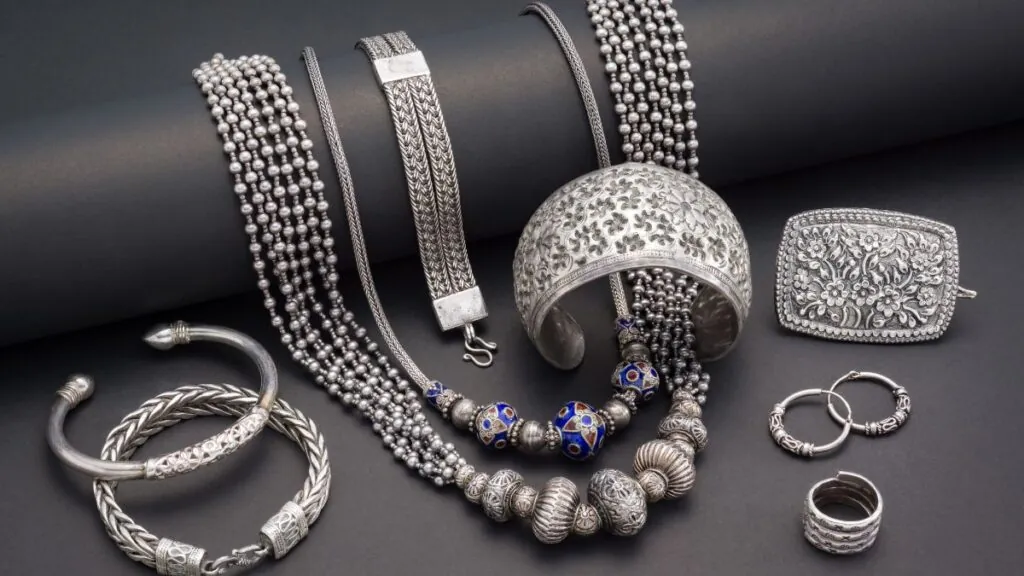 Joyas de plata: (Canva)