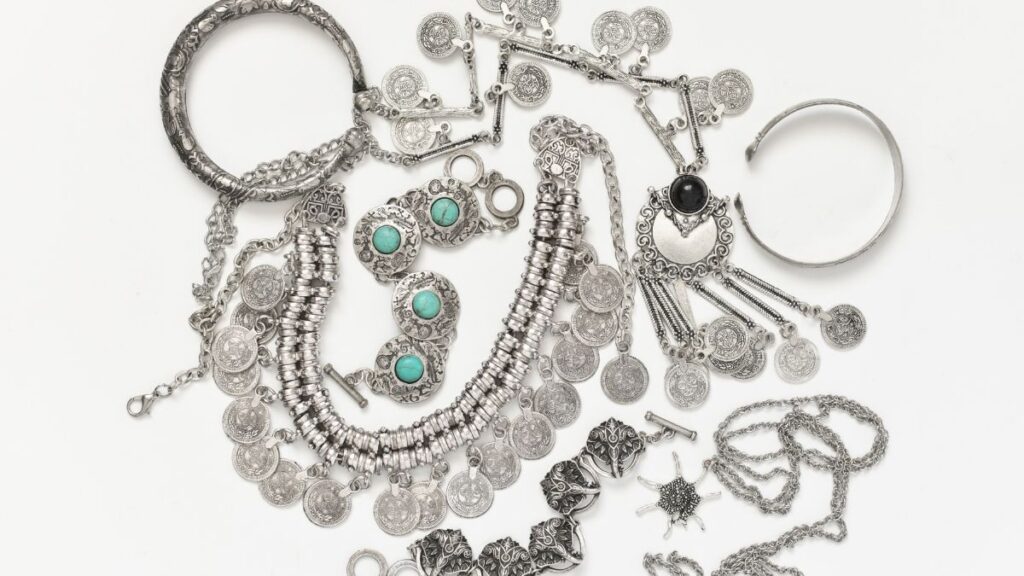 Joyas de plata sucias: (Canva)