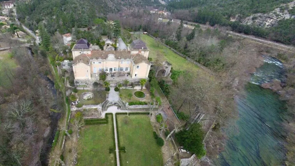 El Château de Saint‑Laurent‑le‑Minier en Saint-Laurent-le-Minier, Francia. Sitio oficial de Saint‑Laurent‑le‑Minier