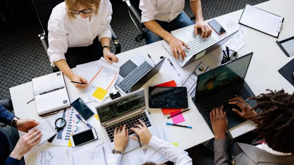 Una empresa: (Canva)