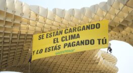 Despliegan una pancarta gigante en Sevilla para urgir «normas fiscales» a la industria fósil
