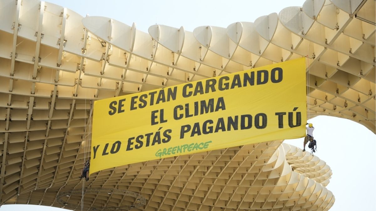 Despliegan una pancarta gigante en Sevilla para urgir «normas fiscales» a la industria fósil