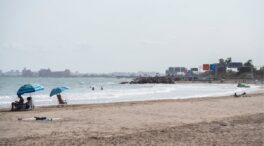 Las playas del sur de Valencia siguen cerradas a la espera del resultado de los análisis del vertido