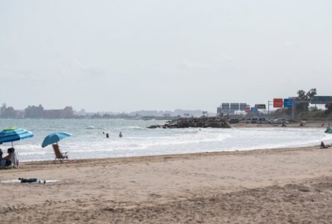 Las playas del sur de Valencia siguen cerradas a la espera del resultado de los análisis del vertido