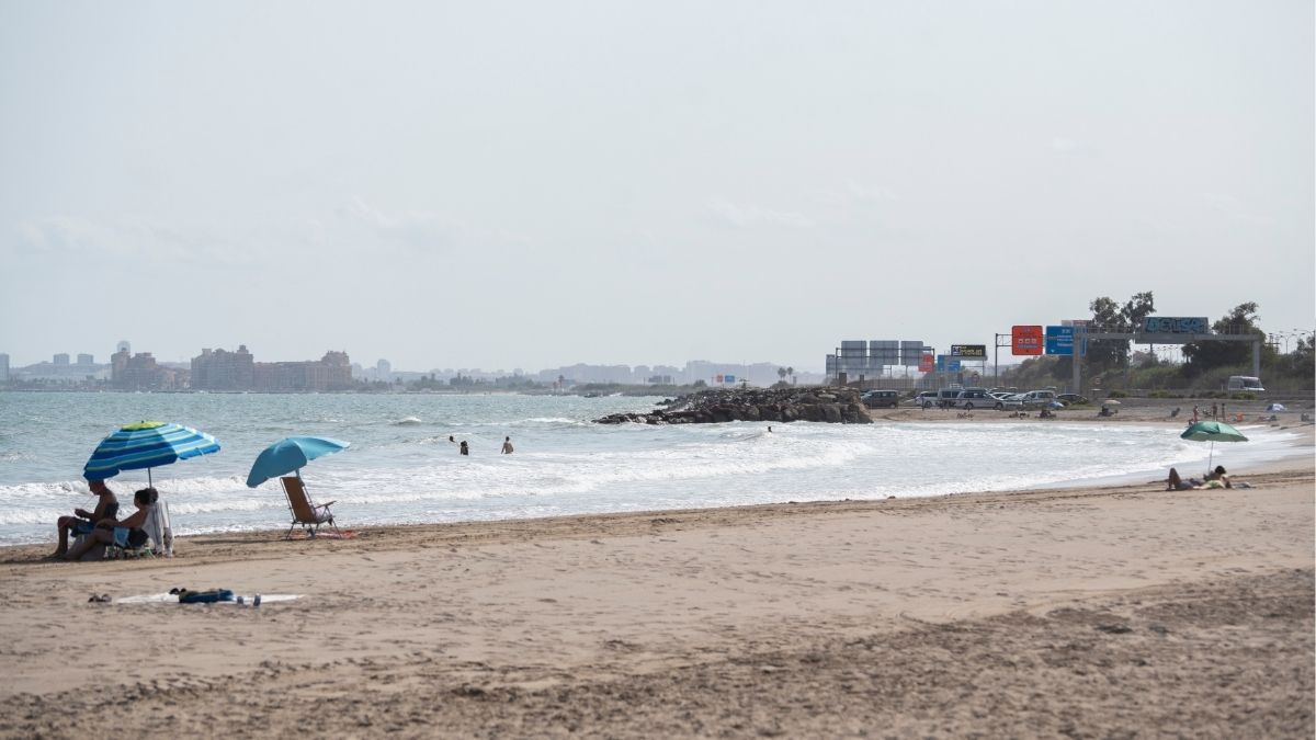 Las playas del sur de Valencia siguen cerradas a la espera del resultado de los análisis del vertido