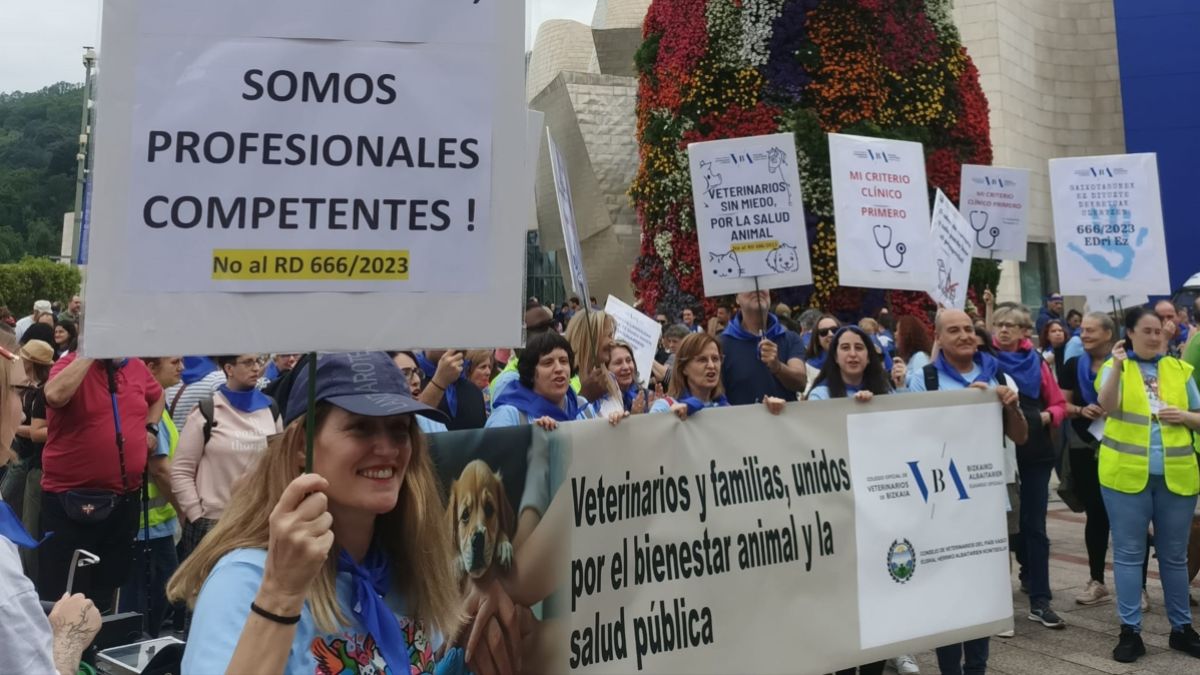 Miles de personas protestan en toda España contra la Ley del Medicamento veterinario