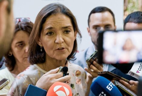El PSOE reta a Almeida a que quite él mismo la bandera LGTBI+ del Edificio de Grupos