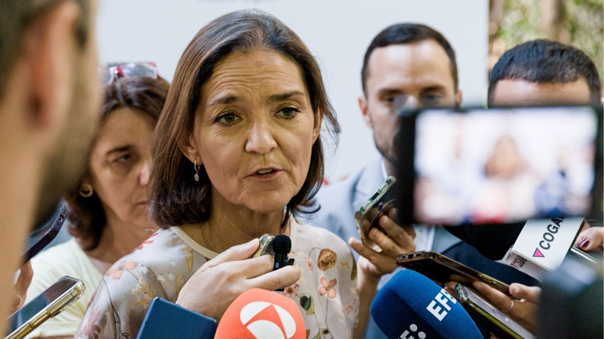 El PSOE reta a Almeida a que quite él mismo la bandera LGTBI+ del Edificio de Grupos