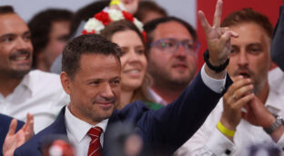 Los sondeos auguran una victoria por la mínima del candidato de Tusk en las elecciones polacas