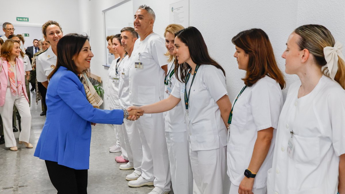Robles equipara a los médicos militares con los civiles en los 200 euros por guardia localizada
